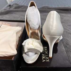 Badgley Mischka Women's Randall White/Ivory heels. Brand new.